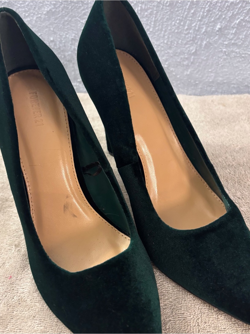 Forever 21 Dark Green Fabric Velvet feel  Pointed-Toe Pumps SZ 9 M Padded